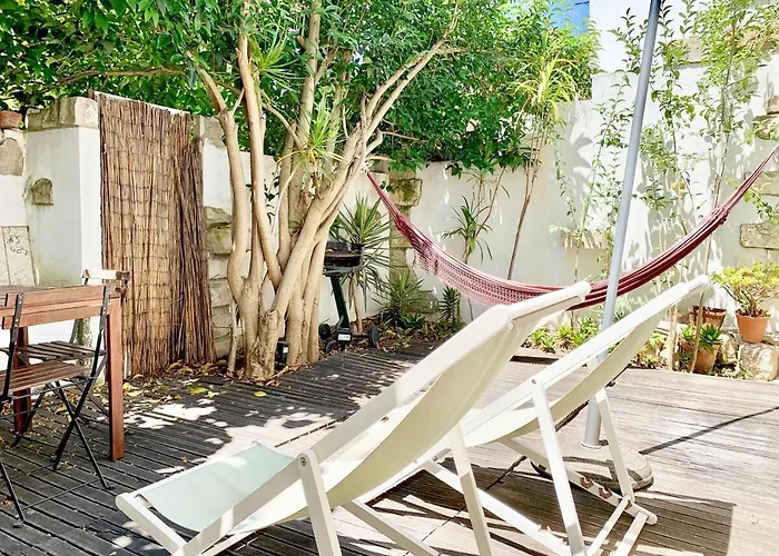Quiet And Charming - With Yard, Center Daire *